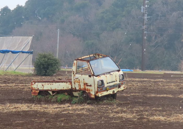 畑の中に置き去りにされた車